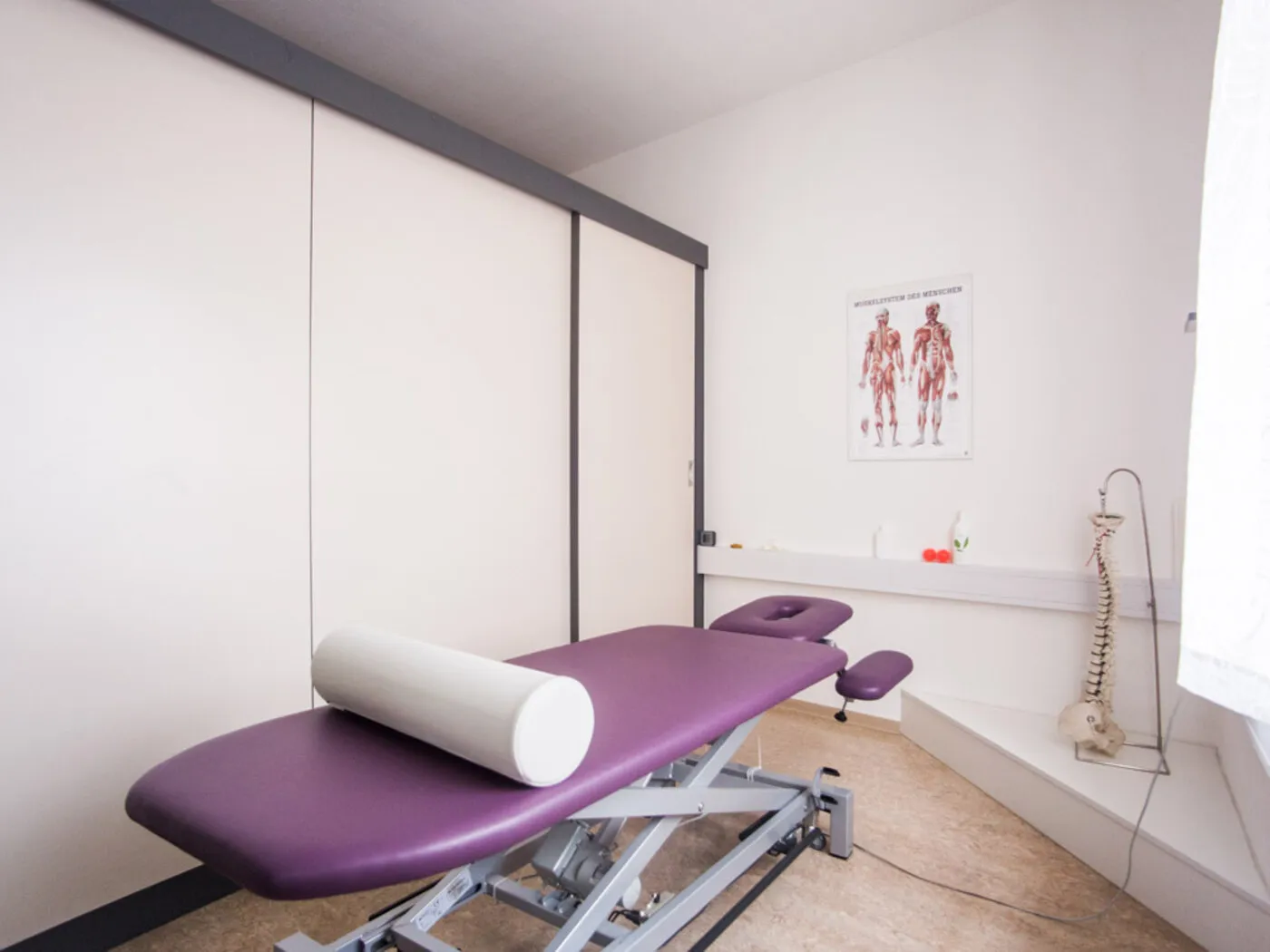 Behandlungsraum mit Therapieliege