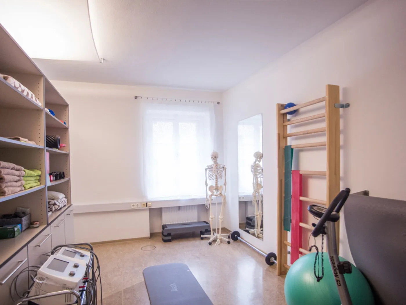 Trainingsraum mit Sprossenwand und Geräten